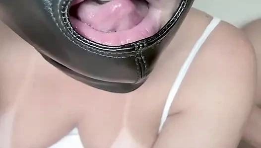 Aldatılan adam karısının mastürbasyon yapmak için yabancıları bulmasına yardımcı oluyor