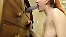 Busty kızıl derin boğazlar yapay penis