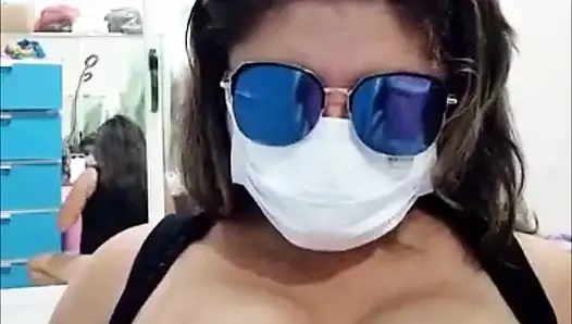 Adım anne, tesisatçıyı becermek için büyük bir sıkı vajinaya sahip olduğunu fark eder