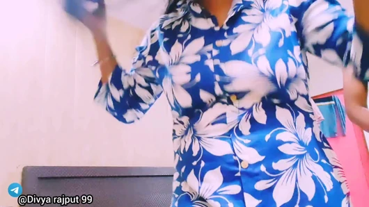 Mere Dost Ki Biwi Garam Sıcak