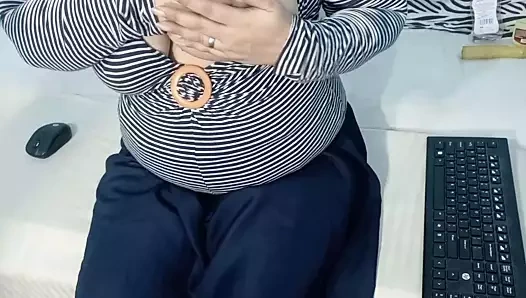 Canlı web kamerası gösterisi sırasında Hintçe sıcak inleme ile büyük göğüsler gösterdikten sonra yağ masajı