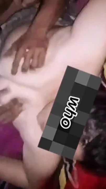 Ben yaramaz, azgın bir karım. Tüpüme başka bir adam tarafından masaj yapılmasına ve dokunulmasına izin veriyorum | Klip 1