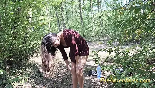 Soyunmak zorunda kaldı ve bir temizlemede yetkin bir şekilde çıplak olarak kendini boşalttı