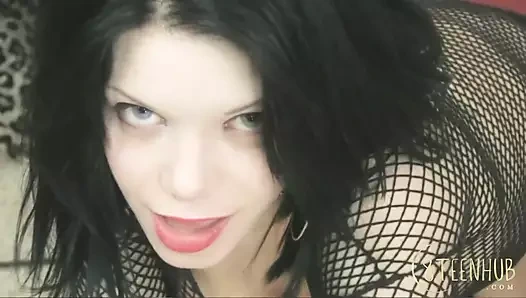 8teenhub - Roxie elektrikli yarağı için giyiniyor