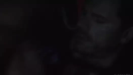 Güzel çift arabada yolcu koltuğunda sevişiyor.