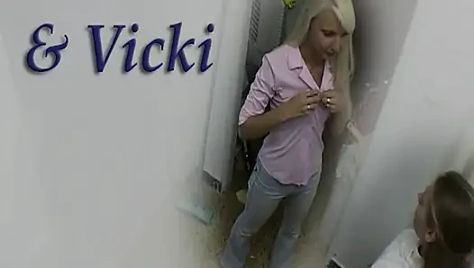 Ateşli duş oyunu için sarışın ve esmer striptiz