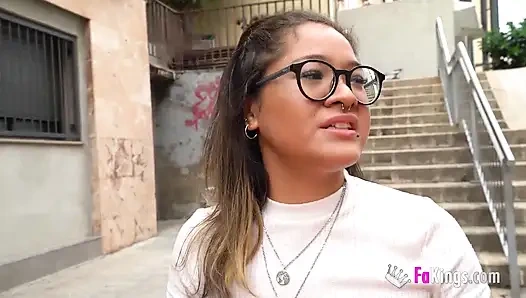 Amatör genç kız Beth Choy hayallerini gerçekleştiriyor ve porno kariyerine başlıyor!