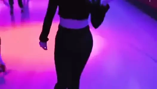 Oldukça seksi kız paten