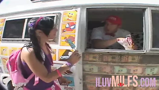 Bronzlaşmış küçük memeli sürtük bedava dondurma için sikişiyor