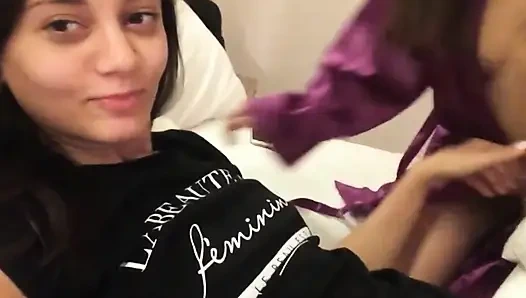 İki Kız Lezbiyen Seks Yapmaya Karar Verdi