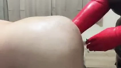 sabitlenmiş ve yumruklu