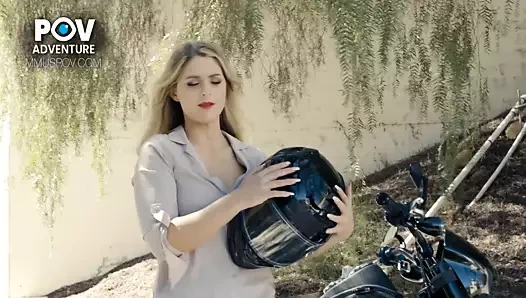 Gerçek pov macerası: seksi bir sarışın kurtarmaya geldiğinde otostopçu beklenmedik bir şekilde karşılar