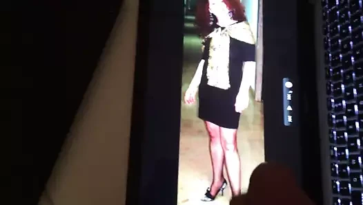 Arkadaşımın seksi annesinin resminin üzerine masturbasyon yapmak