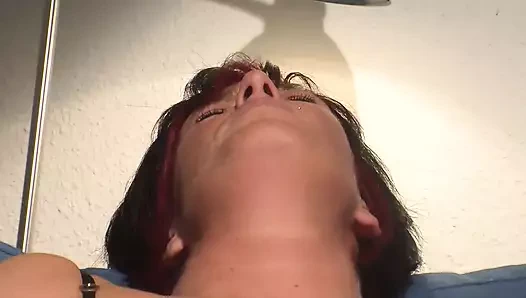 Orta yaşlı seksi kadın amcığımı filme alırken amını sikiyor 3 - 4