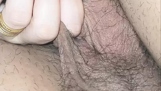 Üvey anne cenaze servisinde mastürbasyon yaptıktan sonra üvey oğlu onu rahatlatmak için yatakta yarakla sikiliyor