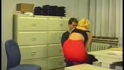 Muhteşem tatlı kız ıslak amını ovuyor, yalıyor ve mahvediyor