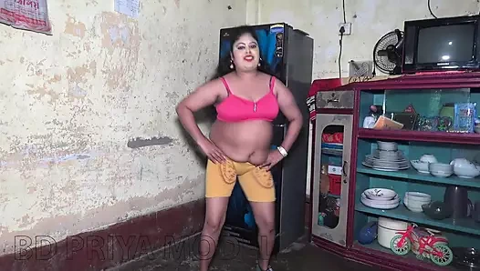 Hintli kız ateşli ve seksi bir dansın tadını çıkarıyor 2025