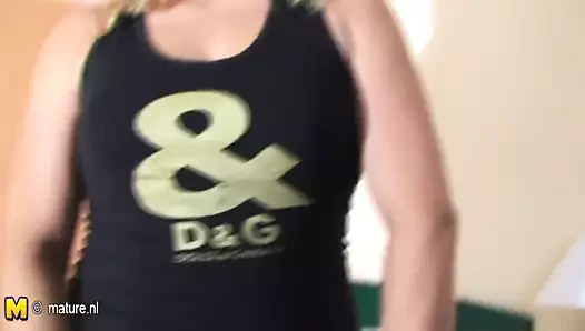 Mature mom Carolina loves getting naughty with a toy