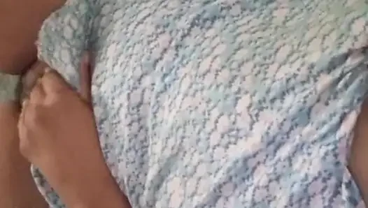 Ateşli esmer kadın oyuncak ayının üstünde dev dildoyla mastürbasyon yapıyor