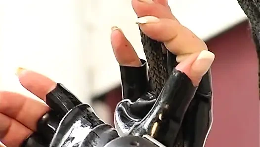 Lateks BDSM Tesliminde Bağlı Güzellik