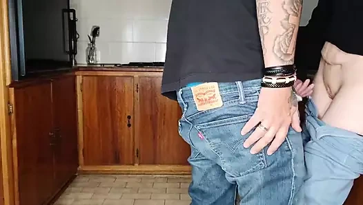 Kitche'de biraz eğleniyor