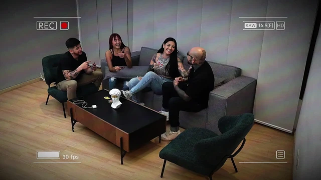 Lanet Evi, Ben Allison Sweet Ile Sevişiyorum, Arkadaşlarım Uno Oynuyor