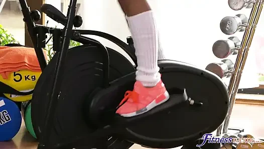 Fitness odaları - isabella chrystin ve sade rose günlük ısınmaları sırasında sikişiyor