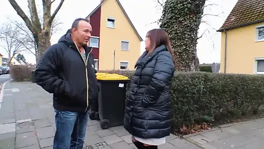 Büyük tombul orta yaşlı seksi kadın amcığını parmaklıyor