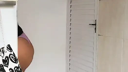 Anne kahvesini yapıyor