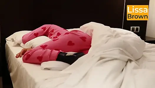 Köpük banyosunda ve balonda pembe pijamalar