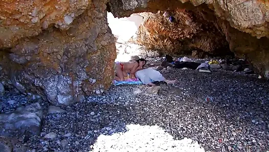 Seksi minyon plajda çifte anal üçlü seks