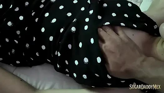 Ne yaptığımın farkında değil ama ağzına boşalıyorum.