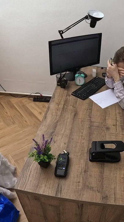 LOAN4K. 18 yaşındaki Rus Öğrenci Krediyi Almak İçin Seks Becerilerini Sergiliyor | Klip 2