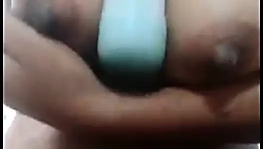 Sıcak busty kız banyoda tek başına seks hoşlanır #pride2021