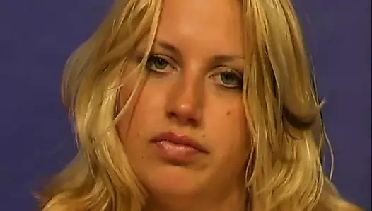 Ben Simona, amı tıraşlı sarışın bir kamera kızıyım ve bugün bir seks oyuncağıyla eğlenmek istiyorum