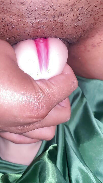 Zenci orta yaşlı seksi kadın şişman zonklayan klitorisini yalamak için üvey oğlunun cep amını çalıyor