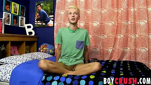 Sıska twink benjamin riley yapar onun güçlü horoz sprey boşalmak