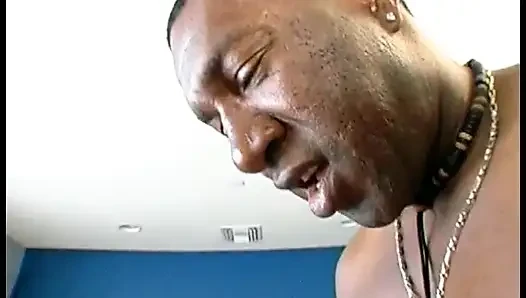 İyi doldurulmuş zenci beyefendi kırmızı kıyafetli eğimli gözlü çekici esmer ev hanımı Envy Mi'ye saygı gösteriyor