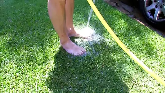 Küçük memeli Alman kadın araba yıkadıktan sonra iyi sikişiyor