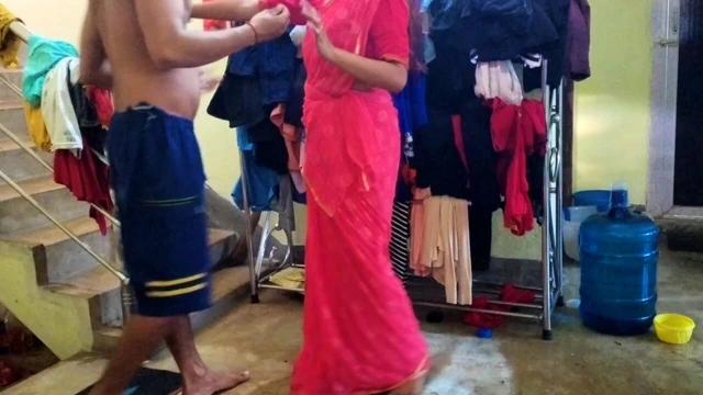 Yalnız ev hanımı komşusu tarafından sert sikiliyor