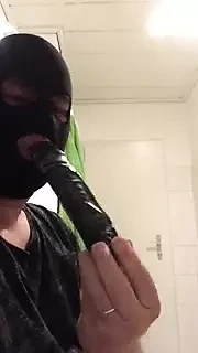 Büyük dildoyla gırtlağına kadar sokuyor