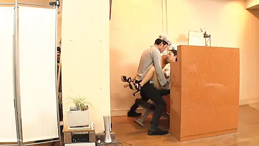 Çok fazla bakış, çok fazla gerginlik - gözlerin her zaman buluştuğu salonun içinde