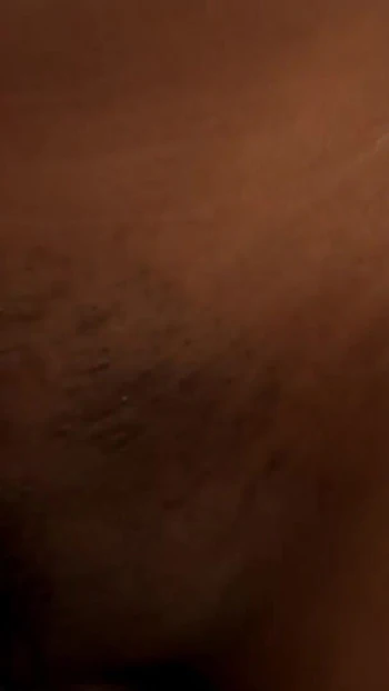 Незабываемый момент из "Сногсшибательная черная красотка шпилится большим белым членом и ест свежую сперму!"