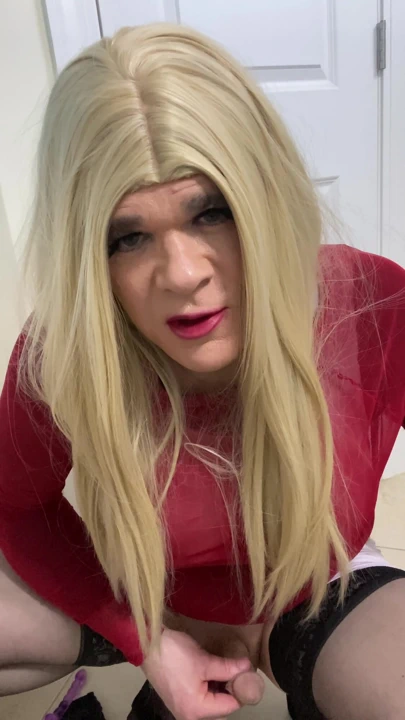 Transeksüel amatör ayağa kalkıyor ve edepsizce konuşuyor ve klitoris yarağını ve götünü gösteriyor | Klip 1