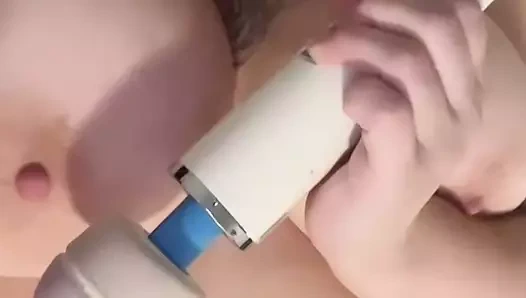 İri göğüslü dövmeli iri güzel kadın notquiteapinup parmaklarıyla ve hitatchi ile mastürbasyon yapıyor. İnliyor ve boşalıyor