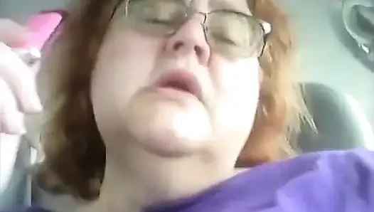 Yaramaz hemşire Vicki Vapes sonra arabasında