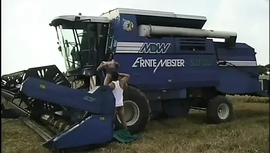 – Çiftçiyle tarlada güzel kıçımı mahvediyorum.