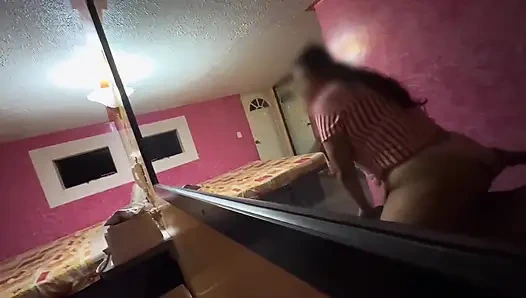 Üvey anne üvey oğluna inliyor