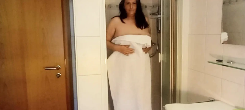 Ateşli, terli, yoğun bir koku... Alman orta yaşlı seksi kadın, biraz kıllı, tamamen doğal!! Hayal gücüne izin veriliyor!