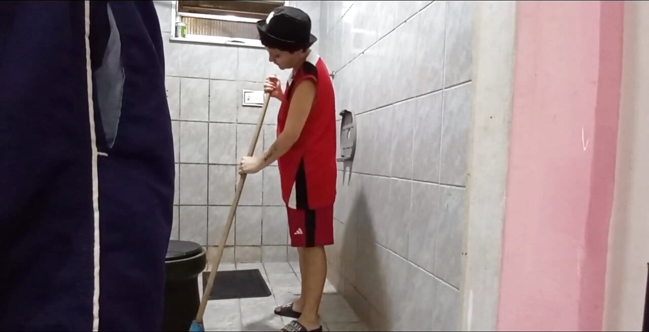 Ayakkabıyı emmek için banyoda koydum